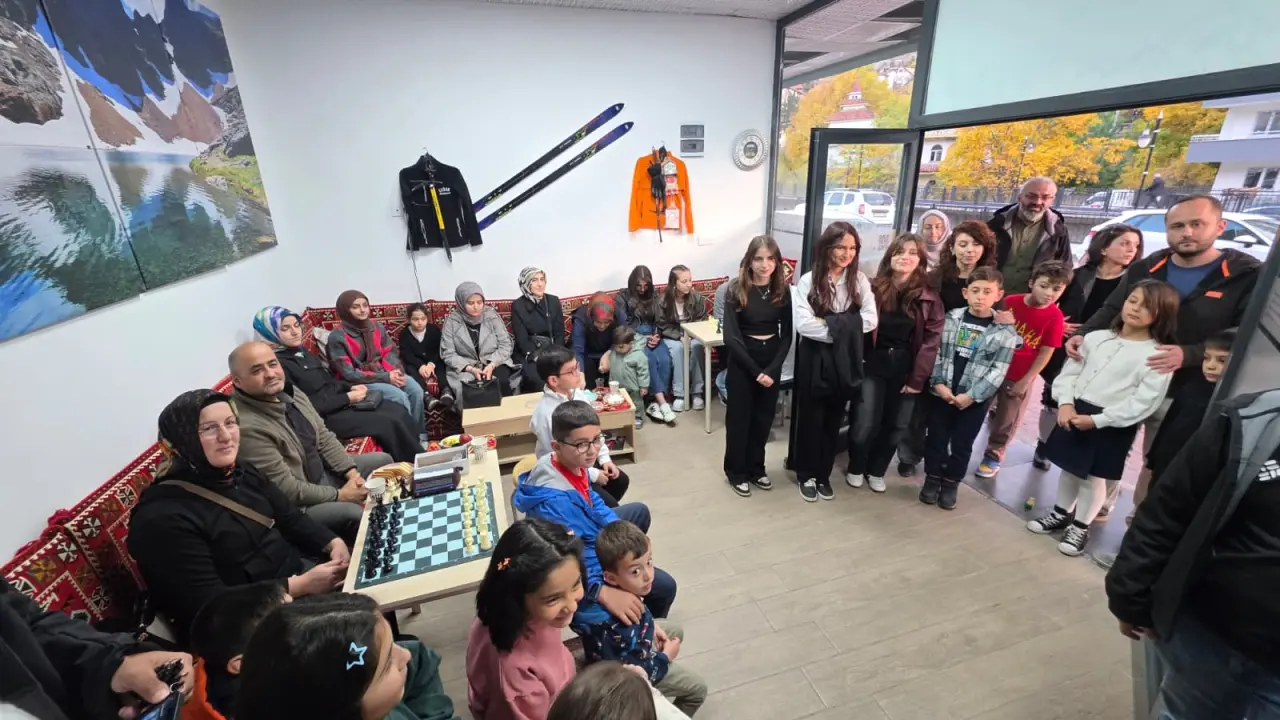 GÜDAK'ın Satranç Eğitimini tamamlayan 32 kursiyere sertifikaları verildi 7