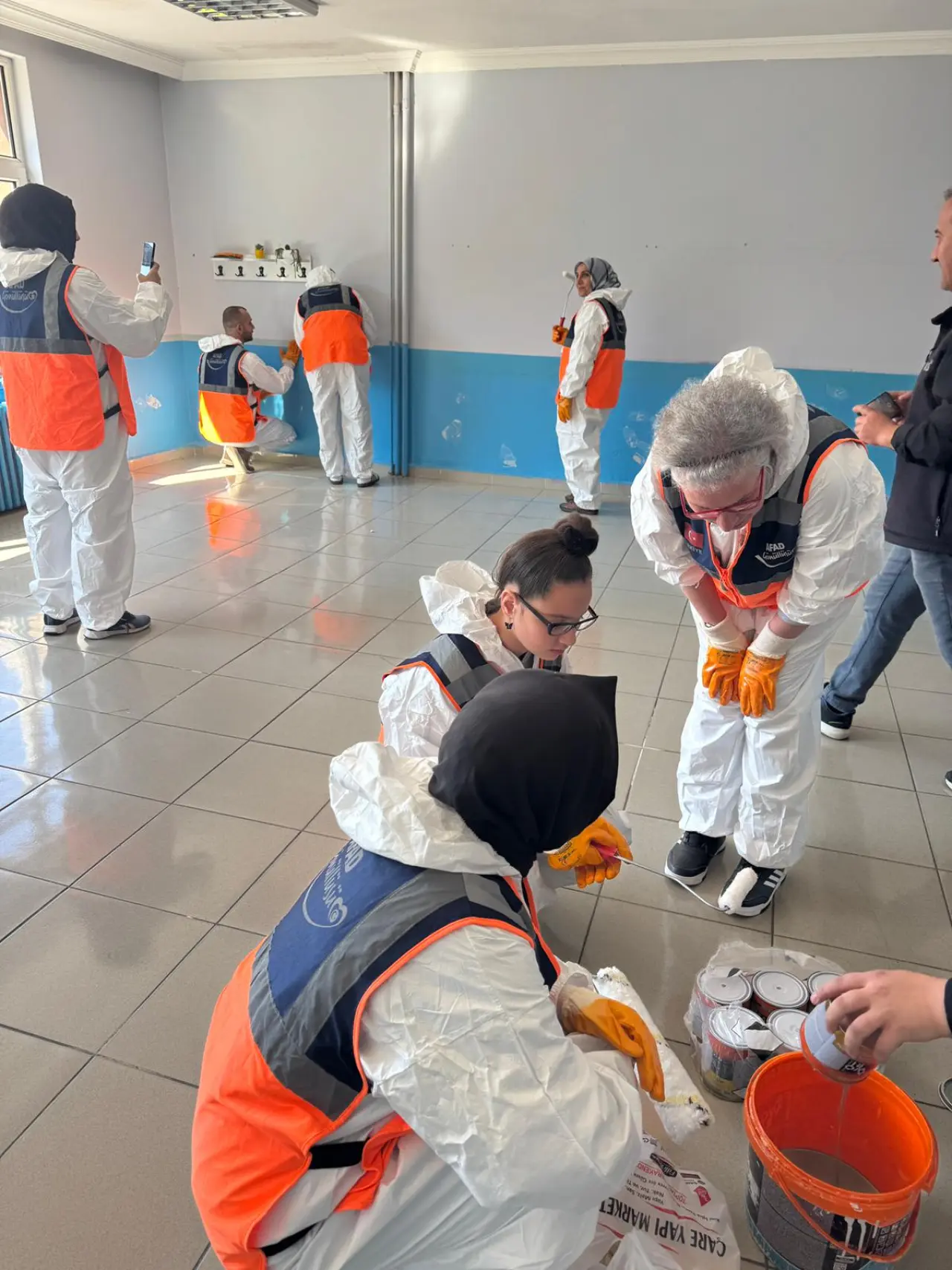 Gümüşhane'de Destek AFAD Gönüllüleri öğrenciler için sınıf boyadı 11