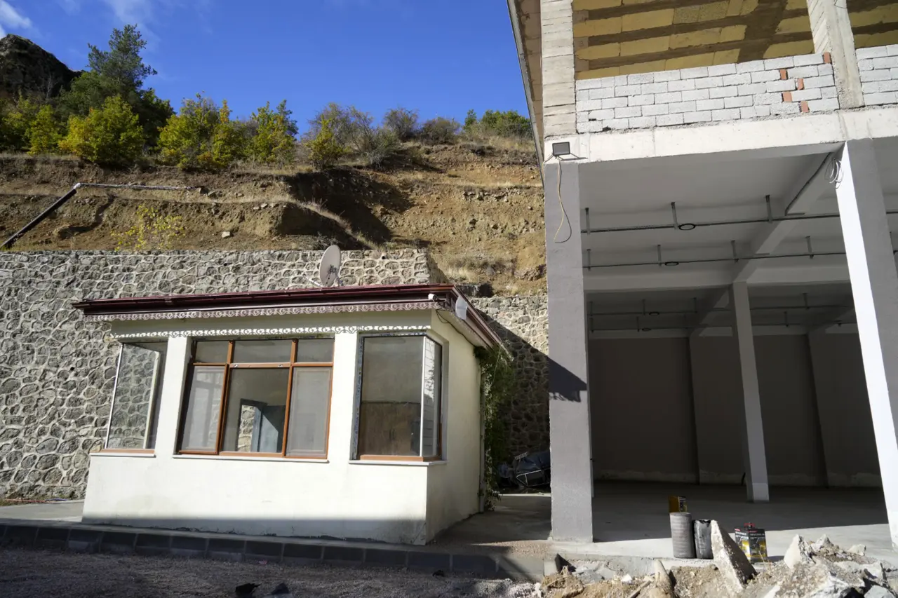 Otomobil 15 metrelik uçurumdan düştü: Sürücü yaralı kurtuldu 4