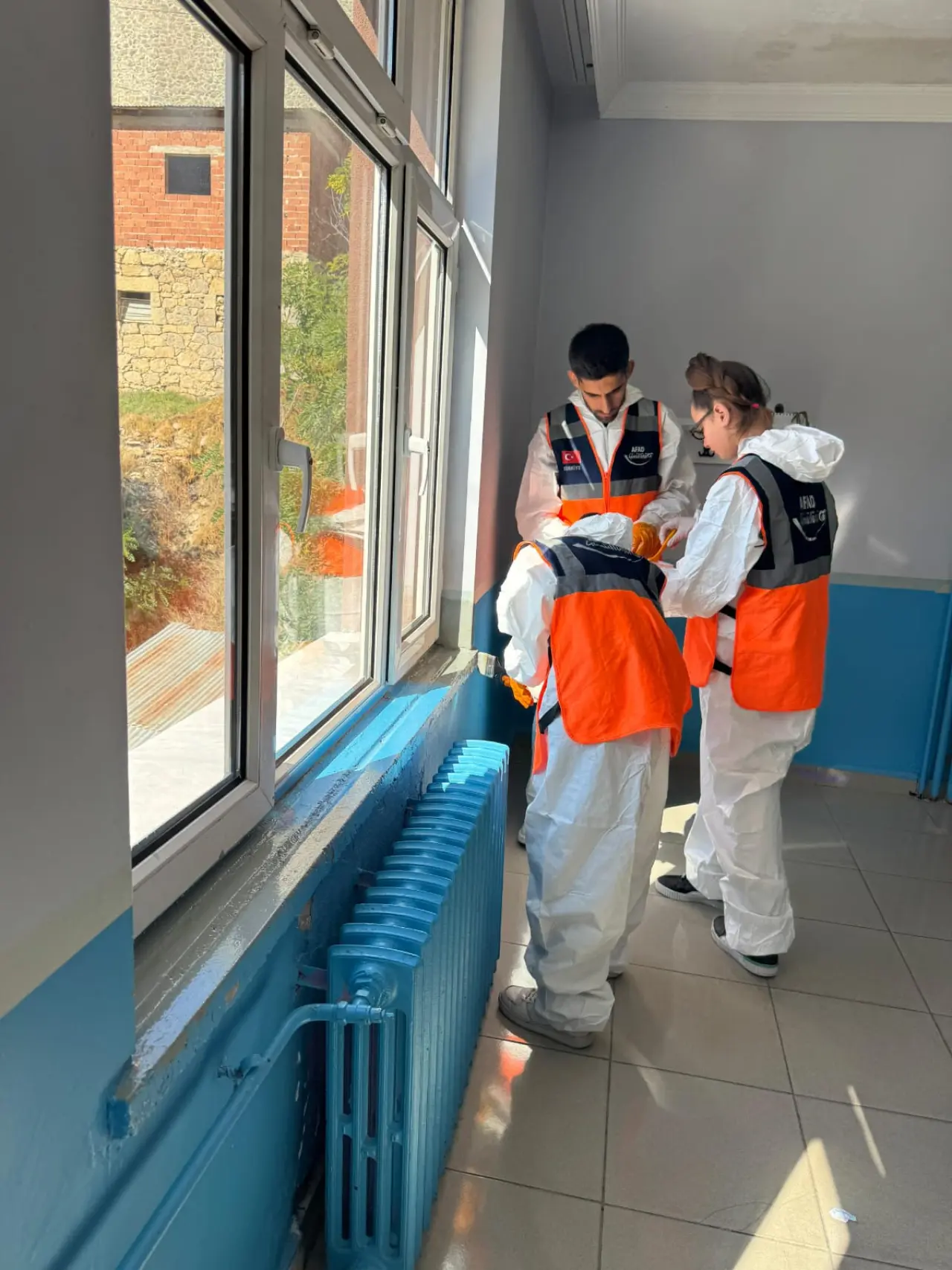 Gümüşhane'de Destek AFAD Gönüllüleri öğrenciler için sınıf boyadı 7