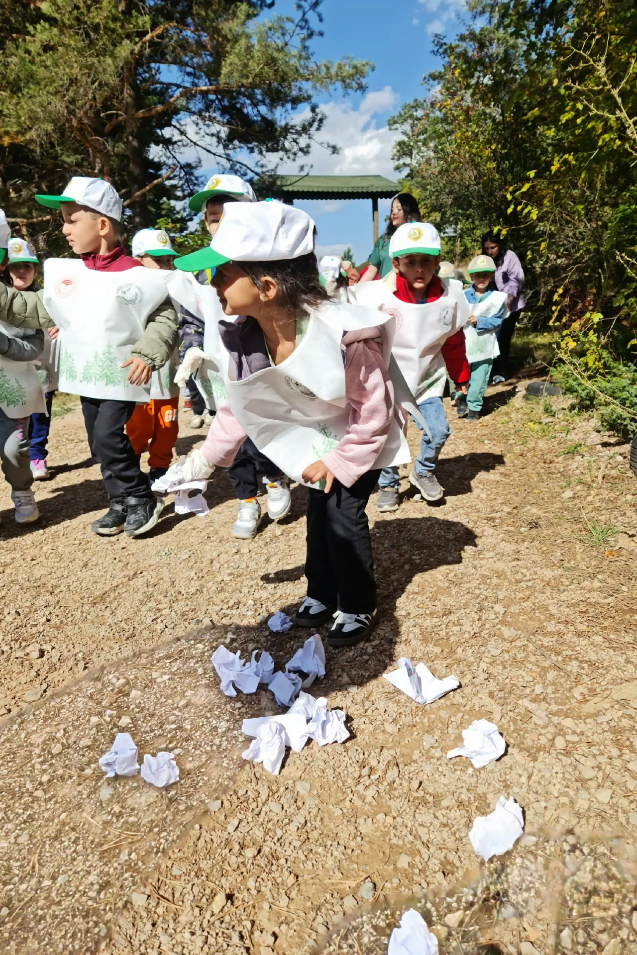 Gümüşhane'de miniklerden doğa bilinci: Çöp toplama ve fidan dikimi etkinliği gerçekleşti! 1