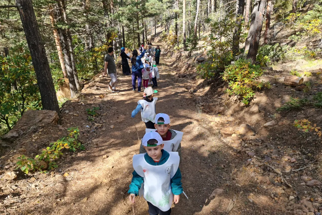 Gümüşhane'de miniklerden doğa bilinci: Çöp toplama ve fidan dikimi etkinliği gerçekleşti! 11