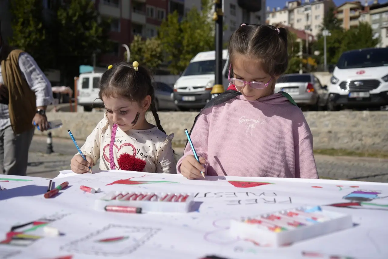 Gümüşhane’de “Filistinli Çocuklar İçin Çiz” etkinliği düzenlendi 3