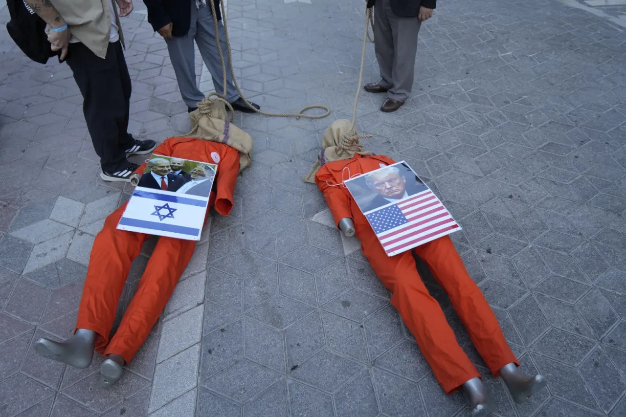 Gümüşhane’de Netanyahu ve Trump’ın maketleri önce yerlerde sürüklendi sonra direğe asıldı 1