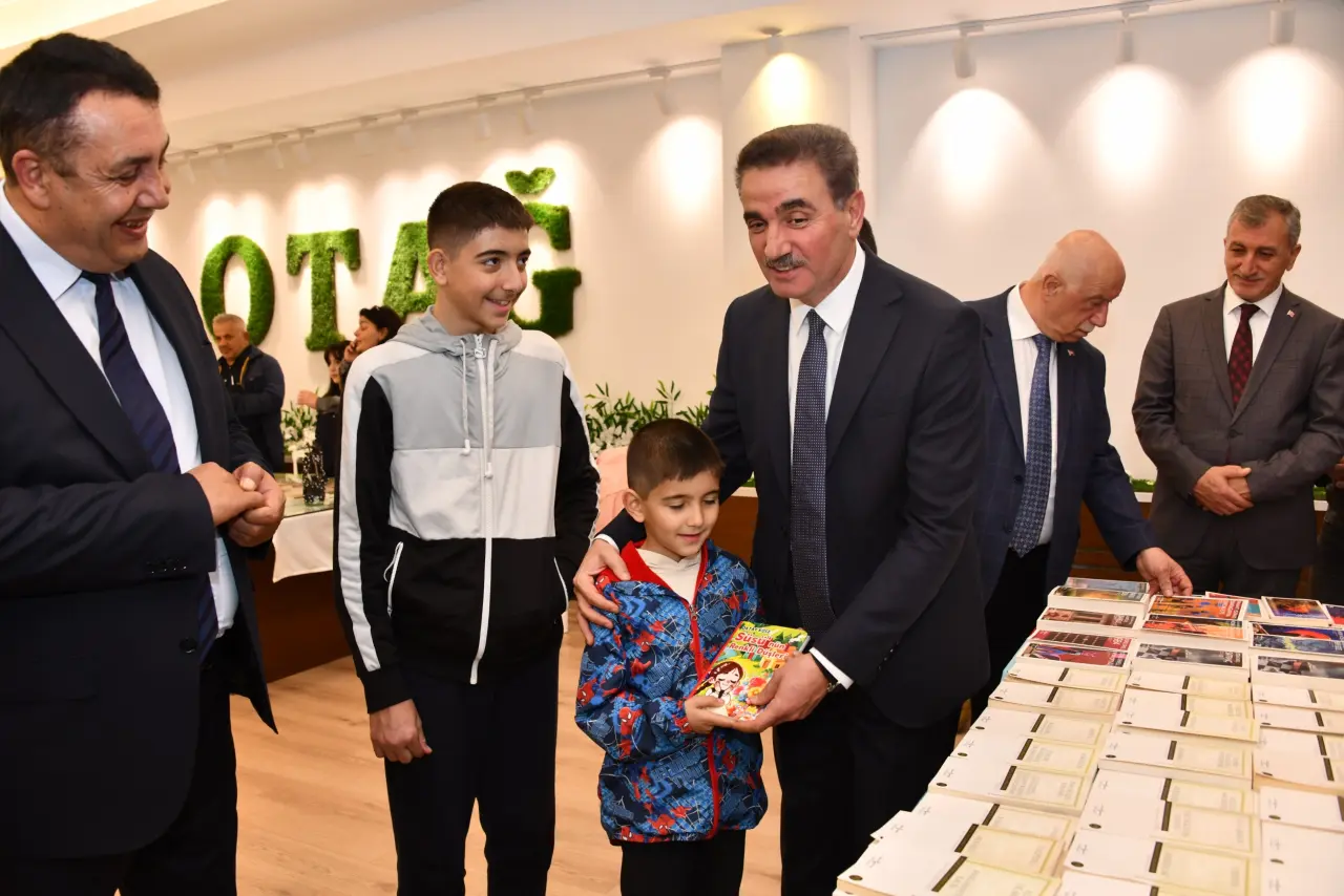 Vali Baruş Kitap Fuarı'nı ziyaret etti 7