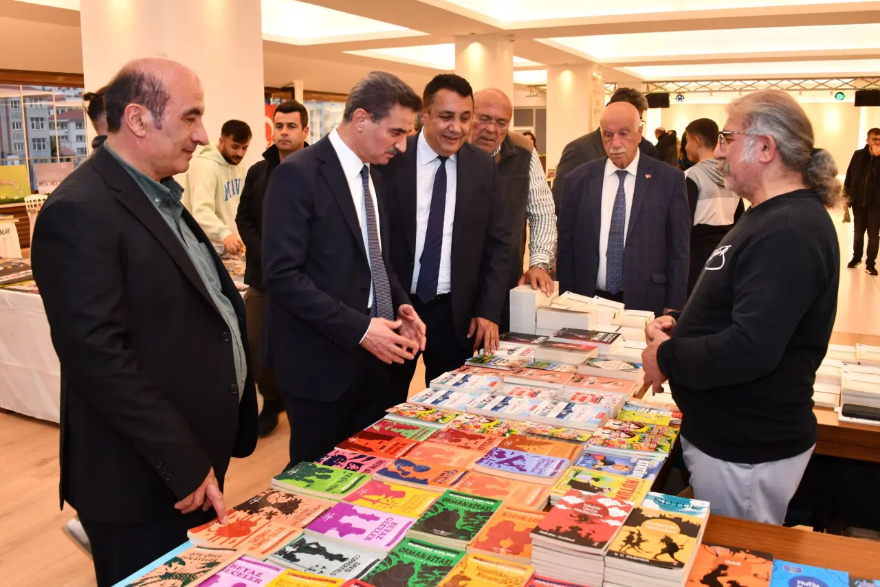 Vali Baruş Kitap Fuarı'nı ziyaret etti 8