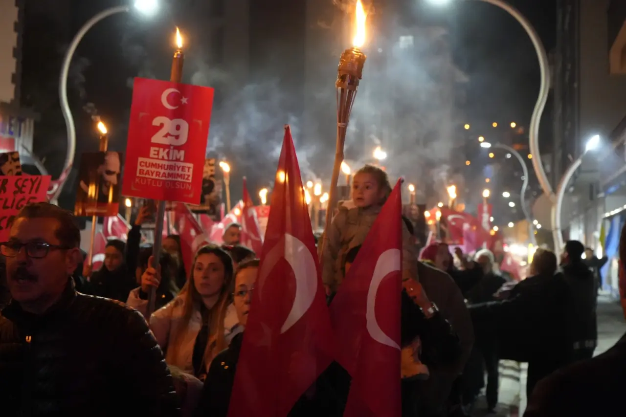 Gümüşhane’de CHP’den 29 Ekim’e özel Fener Alayı 9