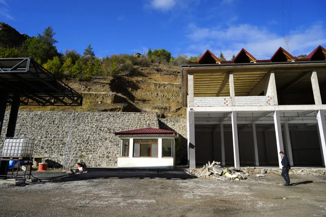 Otomobil 15 metrelik uçurumdan düştü: Sürücü yaralı kurtuldu 3