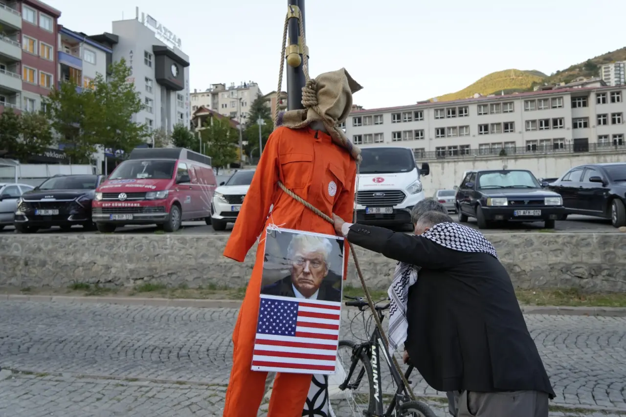 Gümüşhane’de Netanyahu ve Trump’ın maketleri önce yerlerde sürüklendi sonra direğe asıldı 3