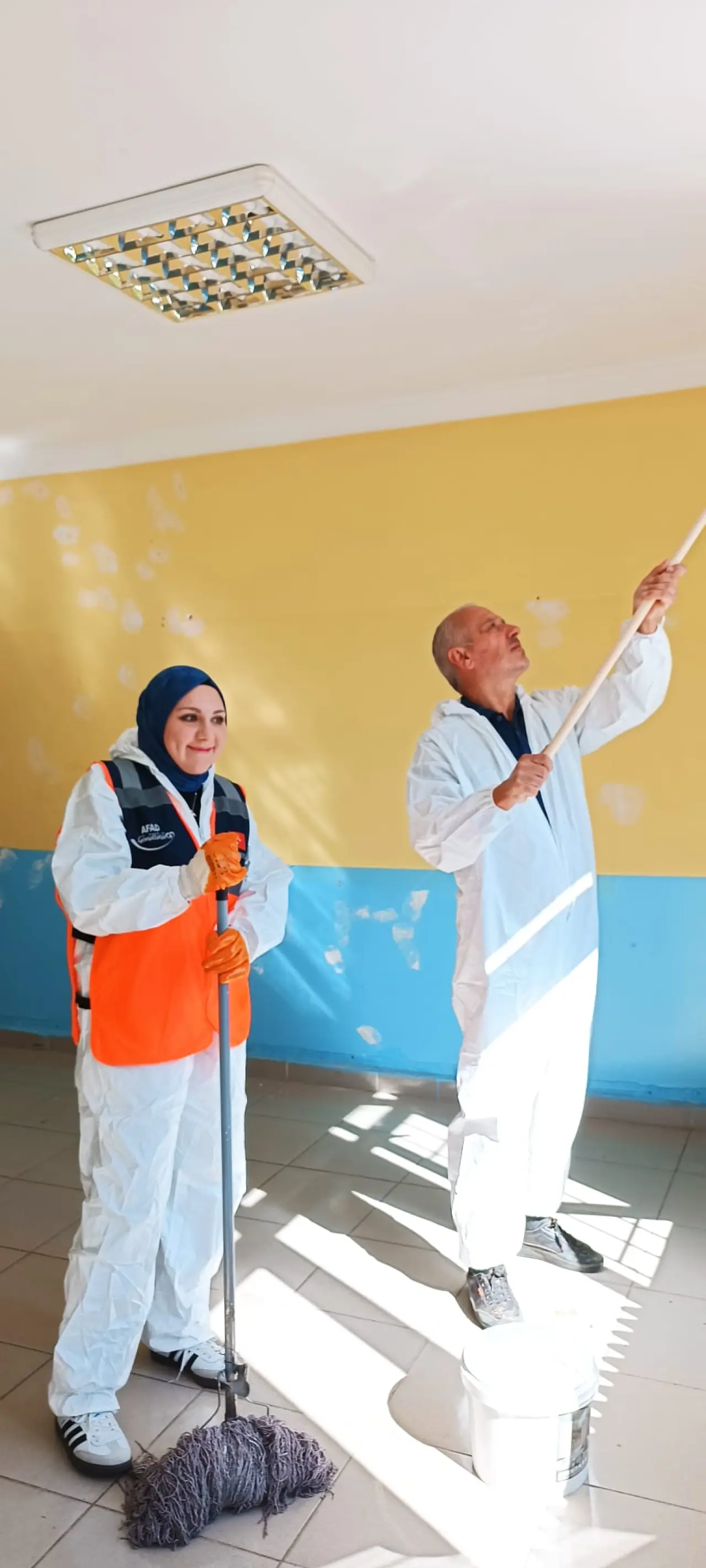 Gümüşhane'de Destek AFAD Gönüllüleri öğrenciler için sınıf boyadı 17