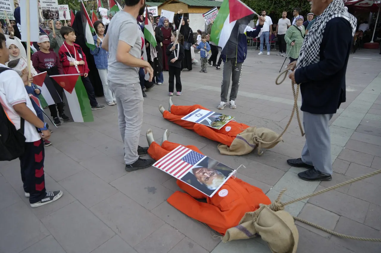 Gümüşhane’de Netanyahu ve Trump’ın maketleri önce yerlerde sürüklendi sonra direğe asıldı 7