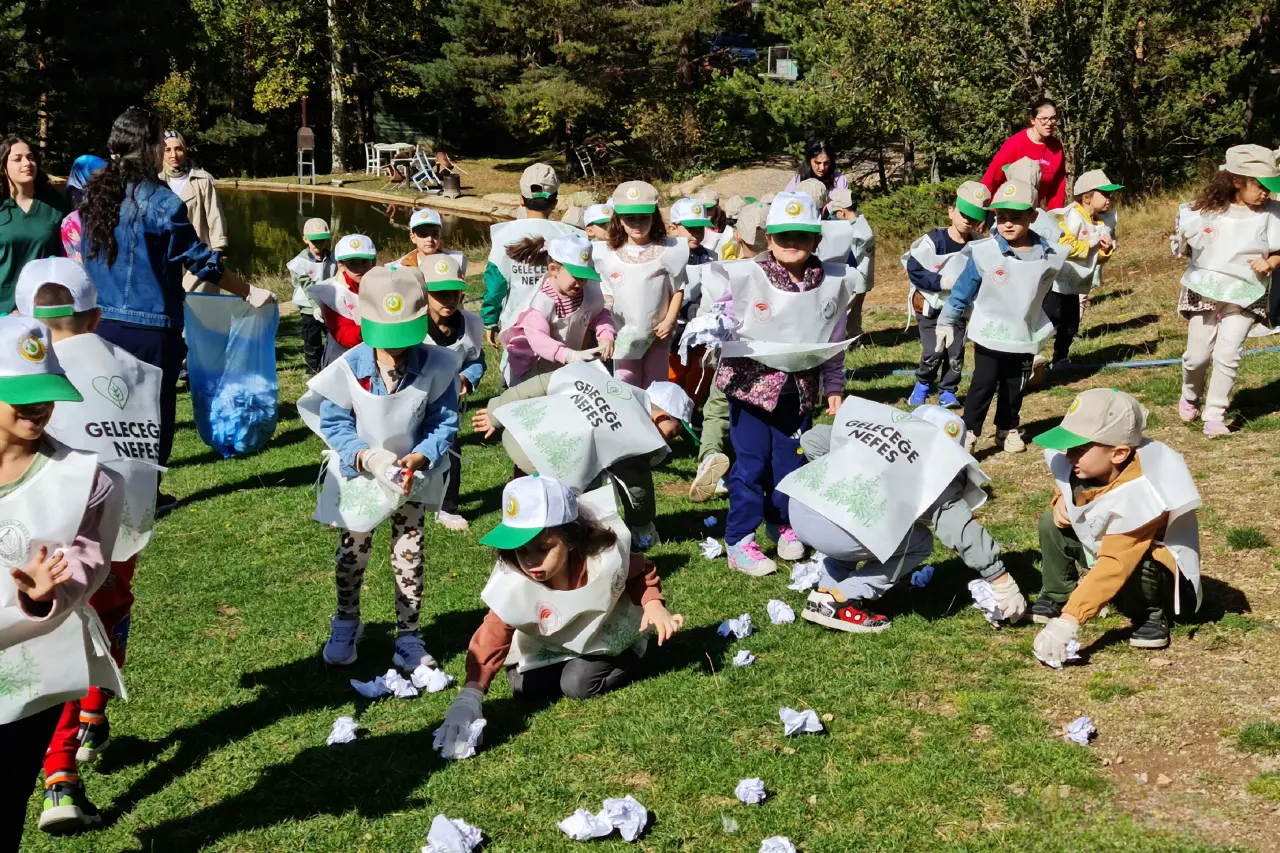 Gümüşhane'de miniklerden doğa bilinci: Çöp toplama ve fidan dikimi etkinliği gerçekleşti! 4