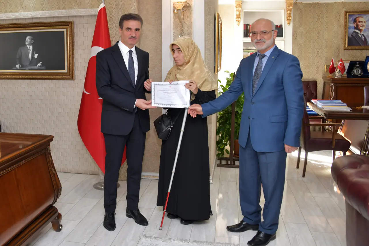 Hafızlık Türkiye birincisinden Vali Baruş’a ziyaret 3