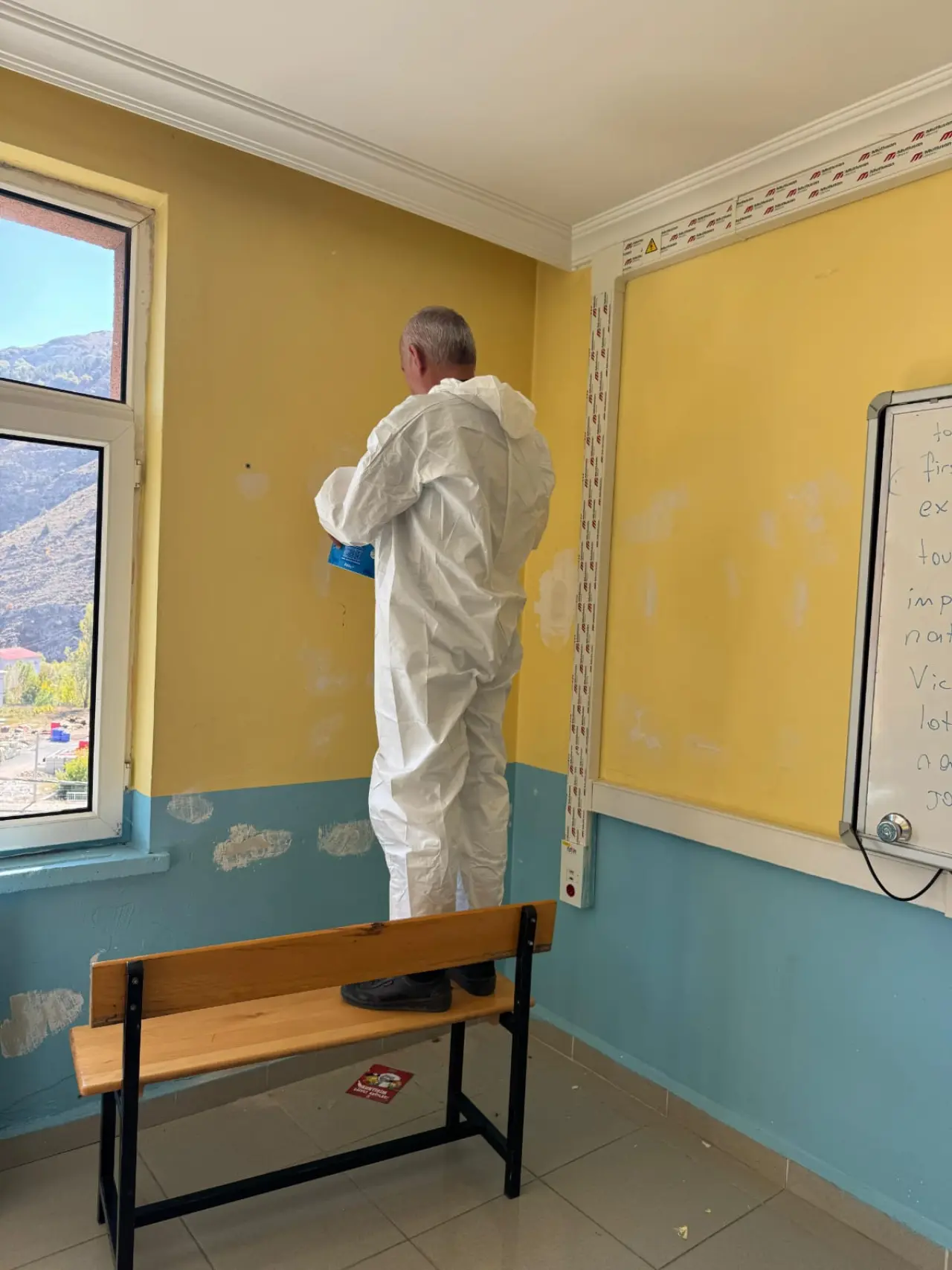 Gümüşhane'de Destek AFAD Gönüllüleri öğrenciler için sınıf boyadı 8