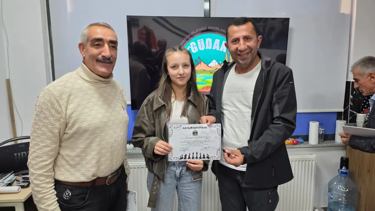 GÜDAK'ın Satranç Eğitimini tamamlayan 32 kursiyere sertifikaları verildi 12