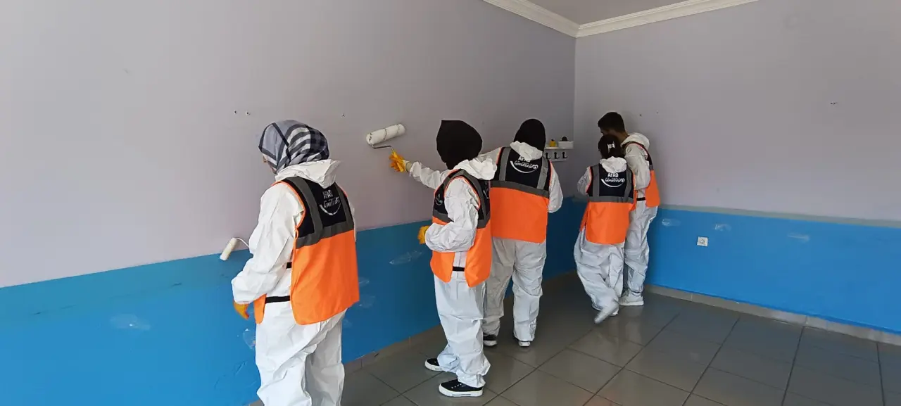 Gümüşhane'de Destek AFAD Gönüllüleri öğrenciler için sınıf boyadı 19