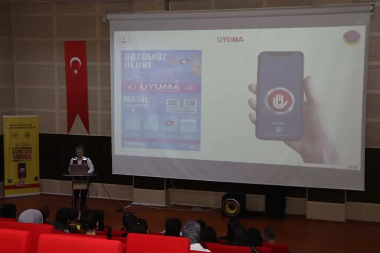 Jandarma Üniversite gençliğine suçtan korunmanın altın kurallarını anlattı 4