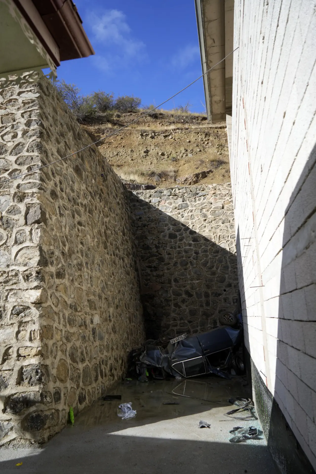 Otomobil 15 metrelik uçurumdan düştü: Sürücü yaralı kurtuldu 2