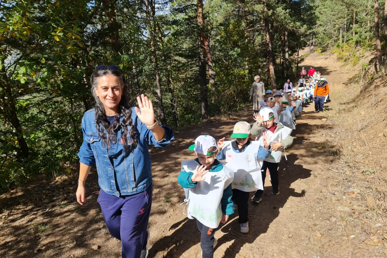 Gümüşhane'de miniklerden doğa bilinci: Çöp toplama ve fidan dikimi etkinliği gerçekleşti! 10
