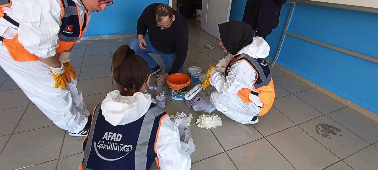 Gümüşhane'de Destek AFAD Gönüllüleri öğrenciler için sınıf boyadı 22