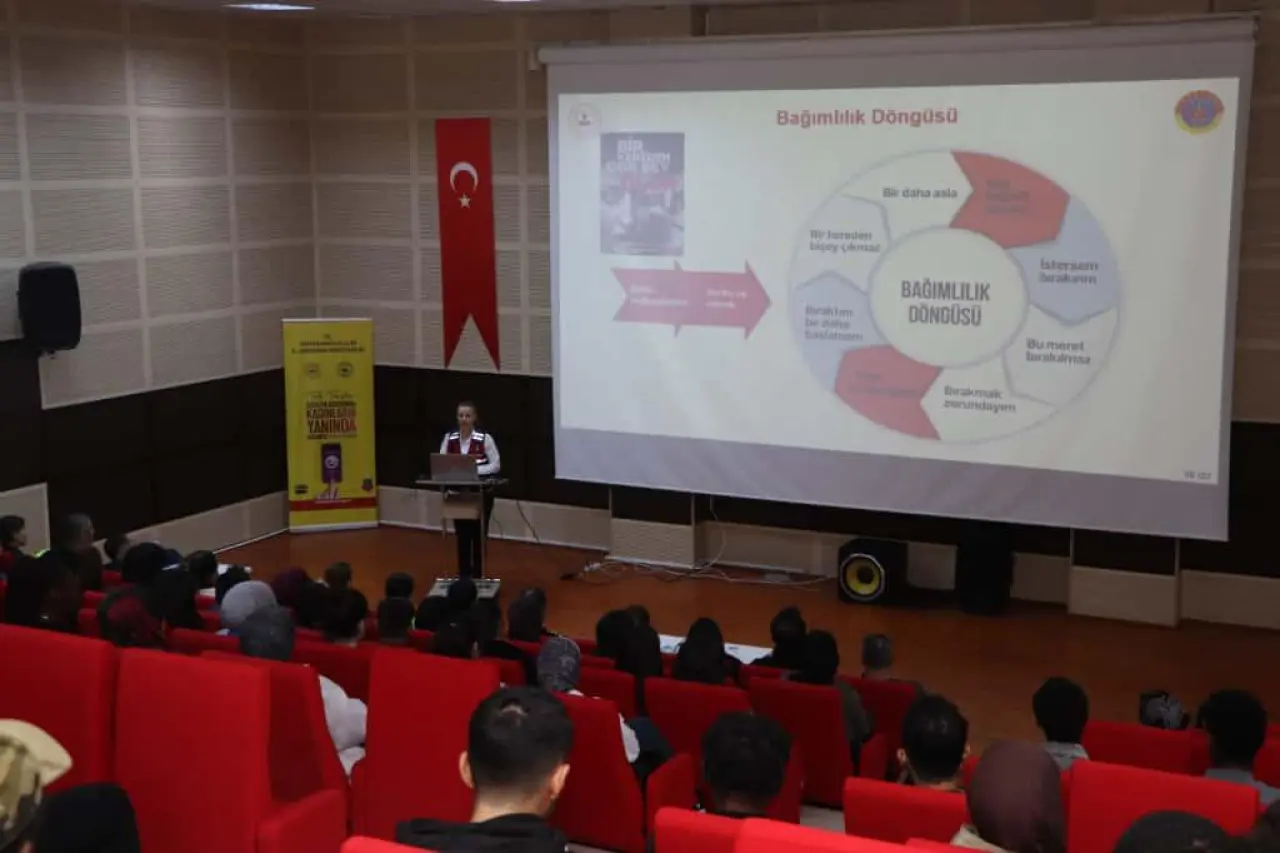 Jandarma Üniversite gençliğine suçtan korunmanın altın kurallarını anlattı 3