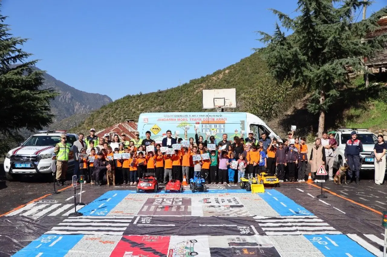 Kürtün’de öğrenciler uygulamalı trafik eğitimiyle bilinçlendi 10