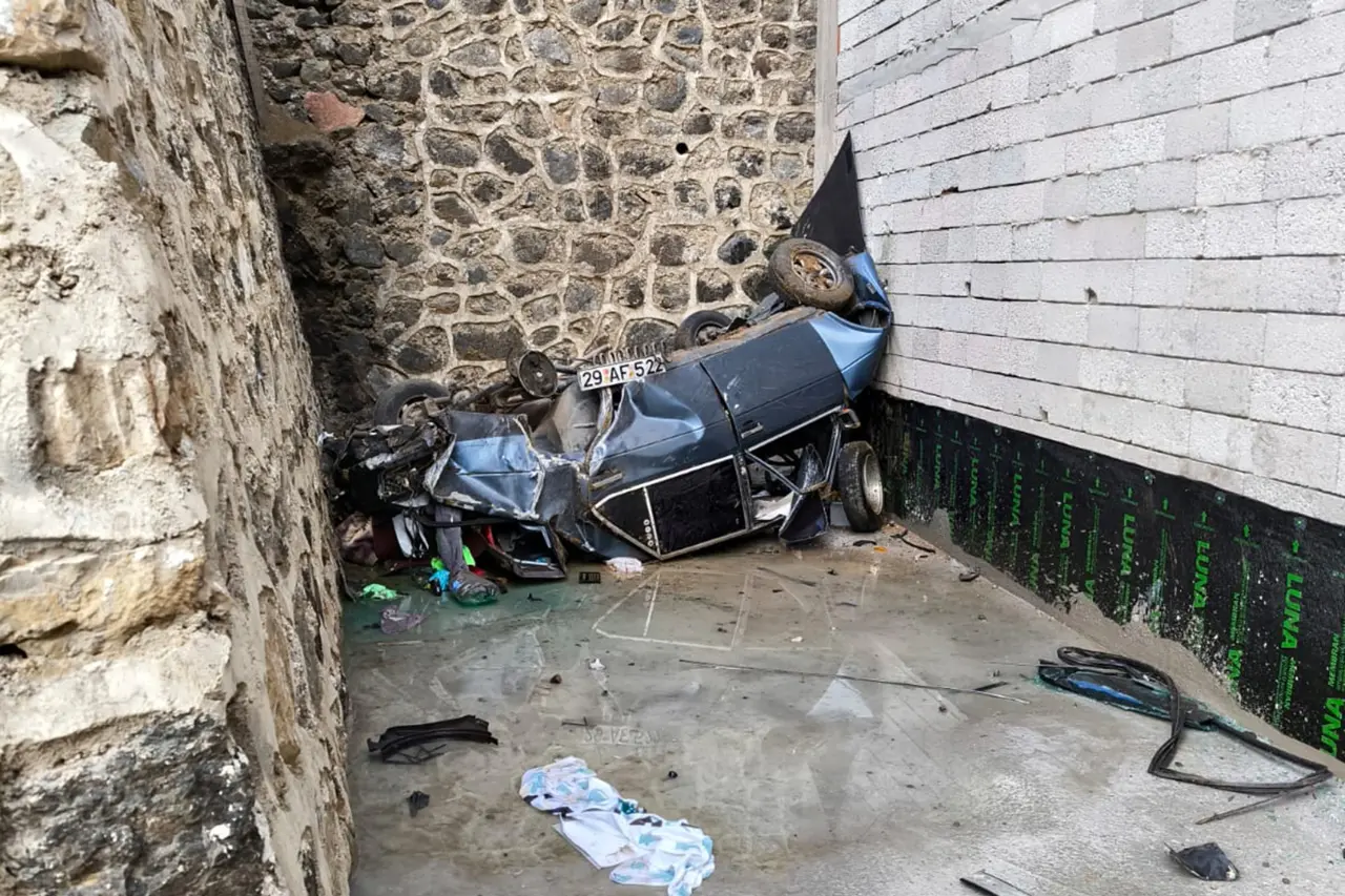 Otomobil 15 metrelik uçurumdan düştü: Sürücü yaralı kurtuldu 6