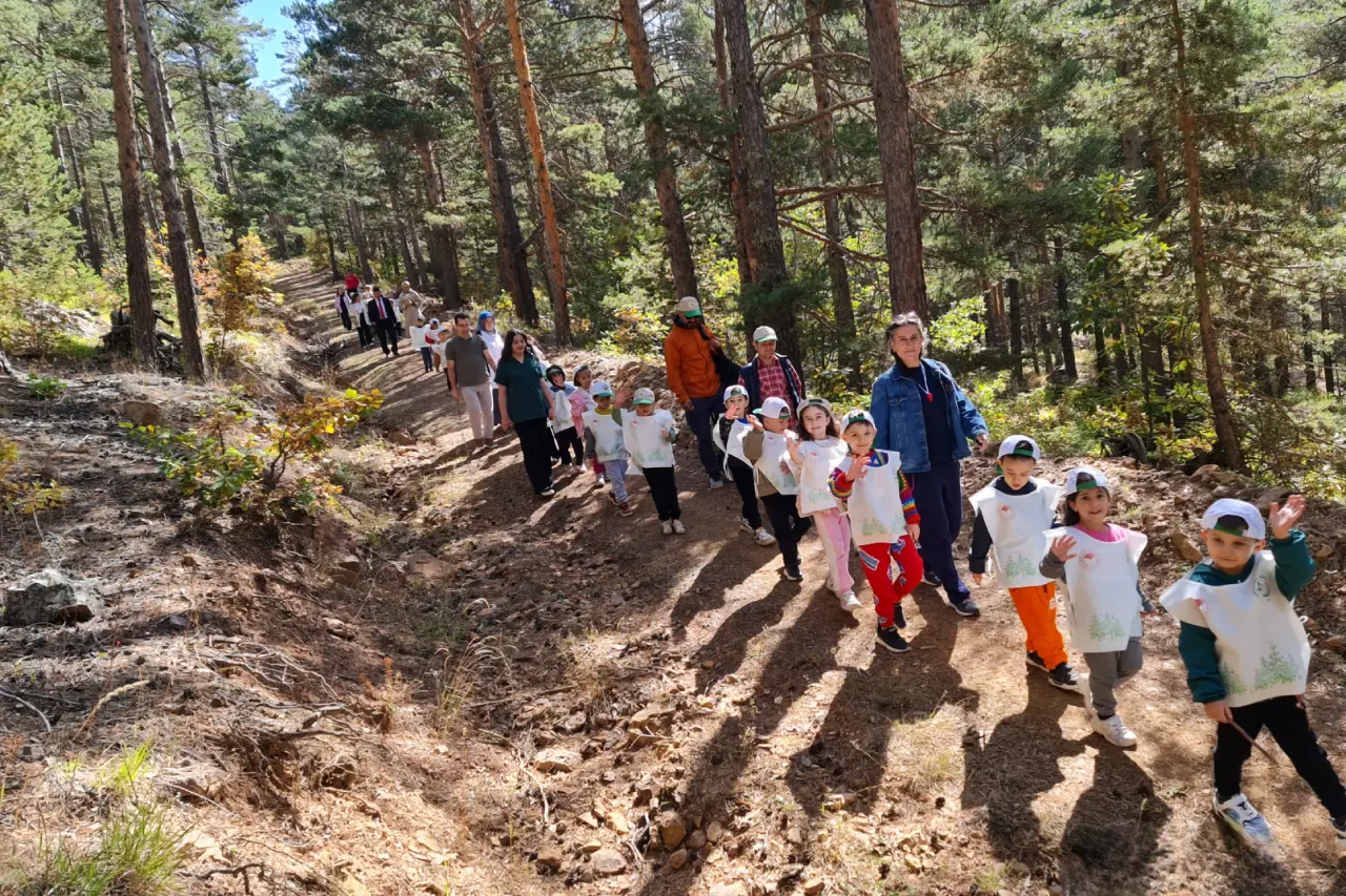 Gümüşhane'de miniklerden doğa bilinci: Çöp toplama ve fidan dikimi etkinliği gerçekleşti! 14