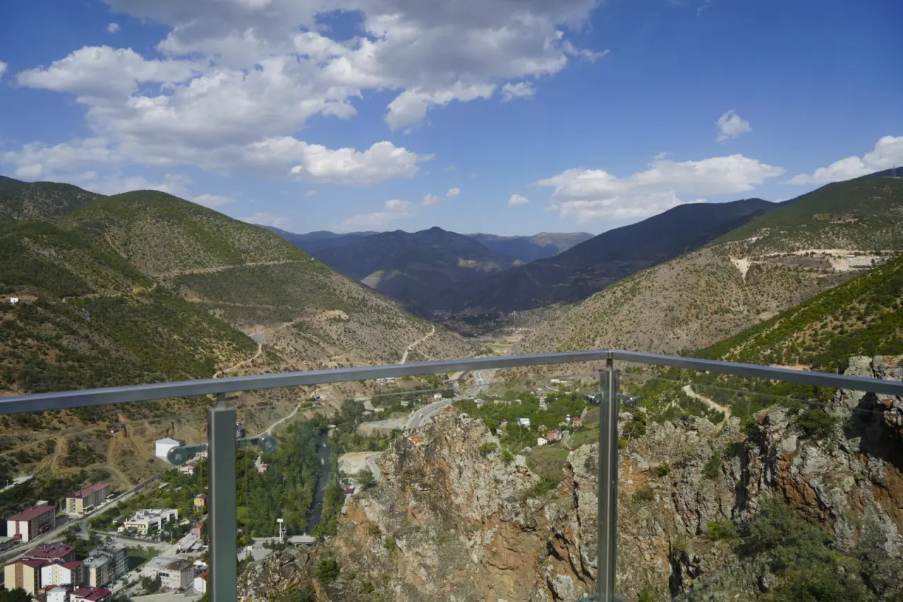 Torul Kalesi Cam Seyir Terası 2025’te 100 Bin Ziyaretçiyi Ağırladı 1