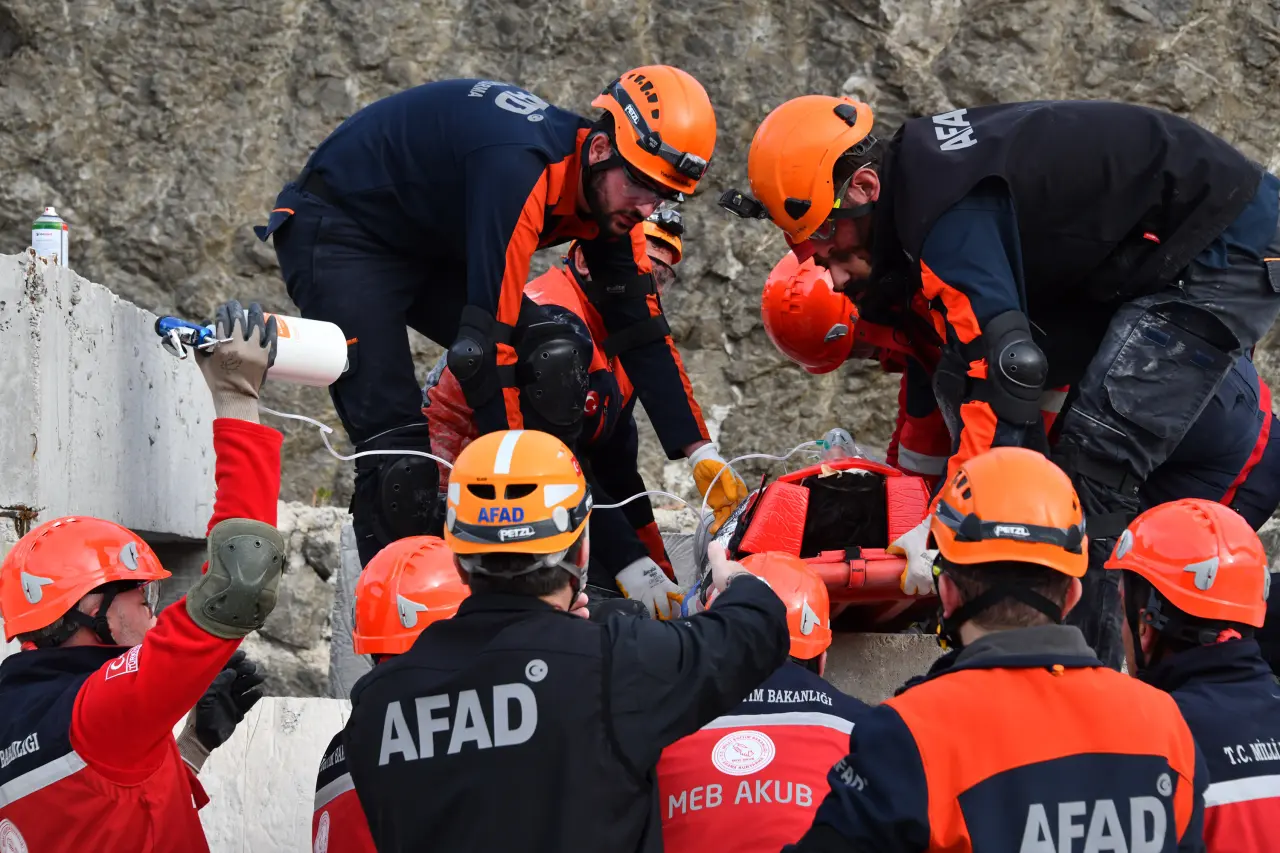 Gümüşhane'de gerçeğini aratmayan deprem tatbikatı 8