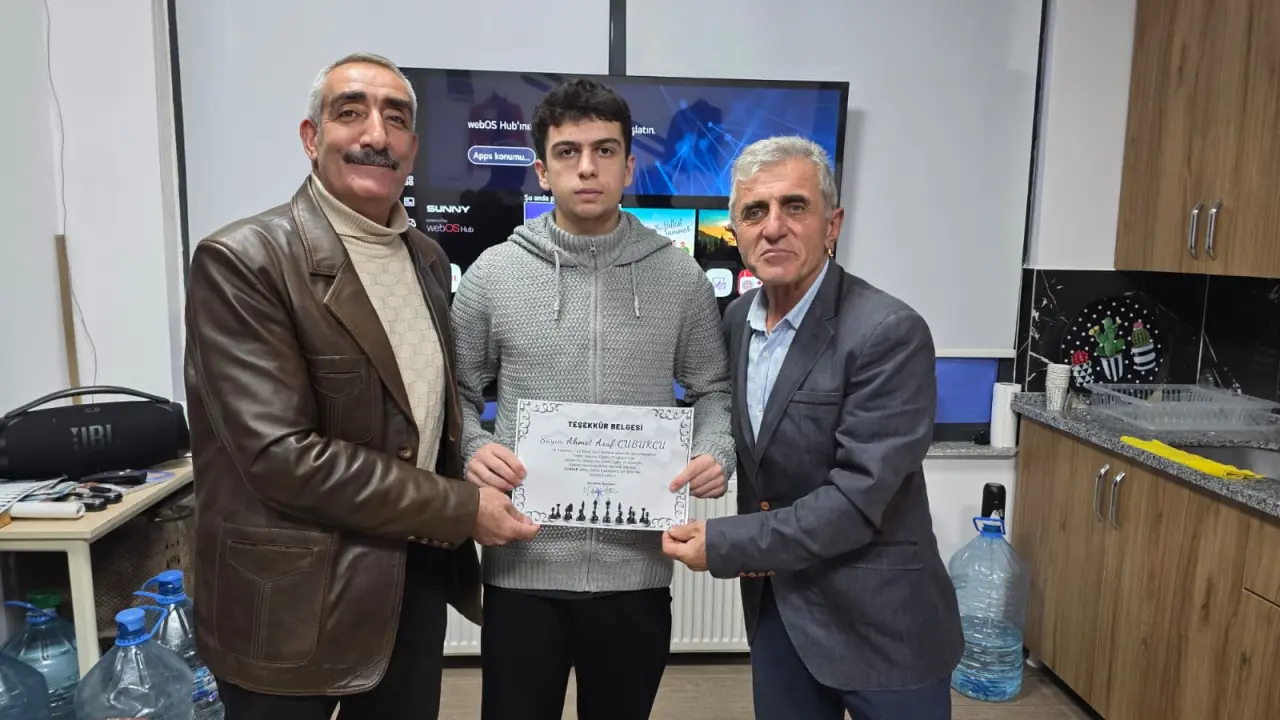 GÜDAK'ın Satranç Eğitimini tamamlayan 32 kursiyere sertifikaları verildi 3