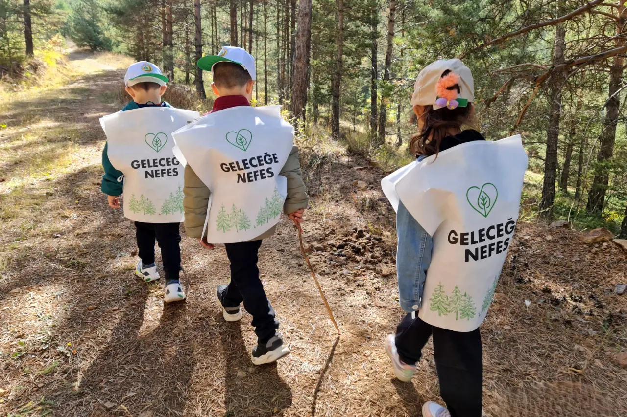 Gümüşhane'de miniklerden doğa bilinci: Çöp toplama ve fidan dikimi etkinliği gerçekleşti! 12