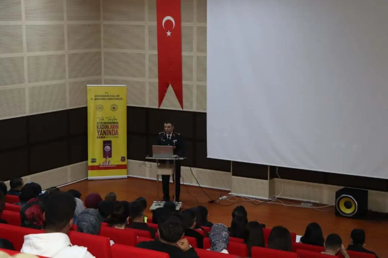 Jandarma Üniversite gençliğine suçtan korunmanın altın kurallarını anlattı 7