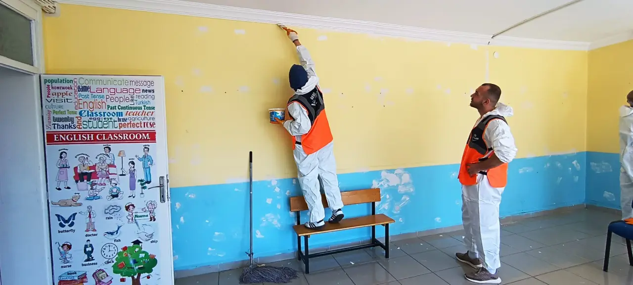 Gümüşhane'de Destek AFAD Gönüllüleri öğrenciler için sınıf boyadı 18