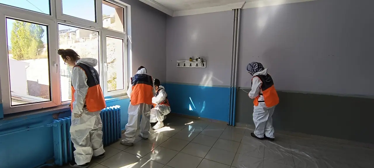 Gümüşhane'de Destek AFAD Gönüllüleri öğrenciler için sınıf boyadı 20