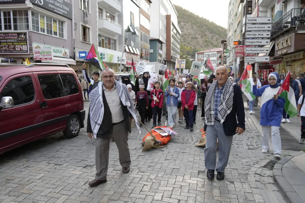 Gümüşhane’de Netanyahu ve Trump’ın maketleri önce yerlerde sürüklendi sonra direğe asıldı 2