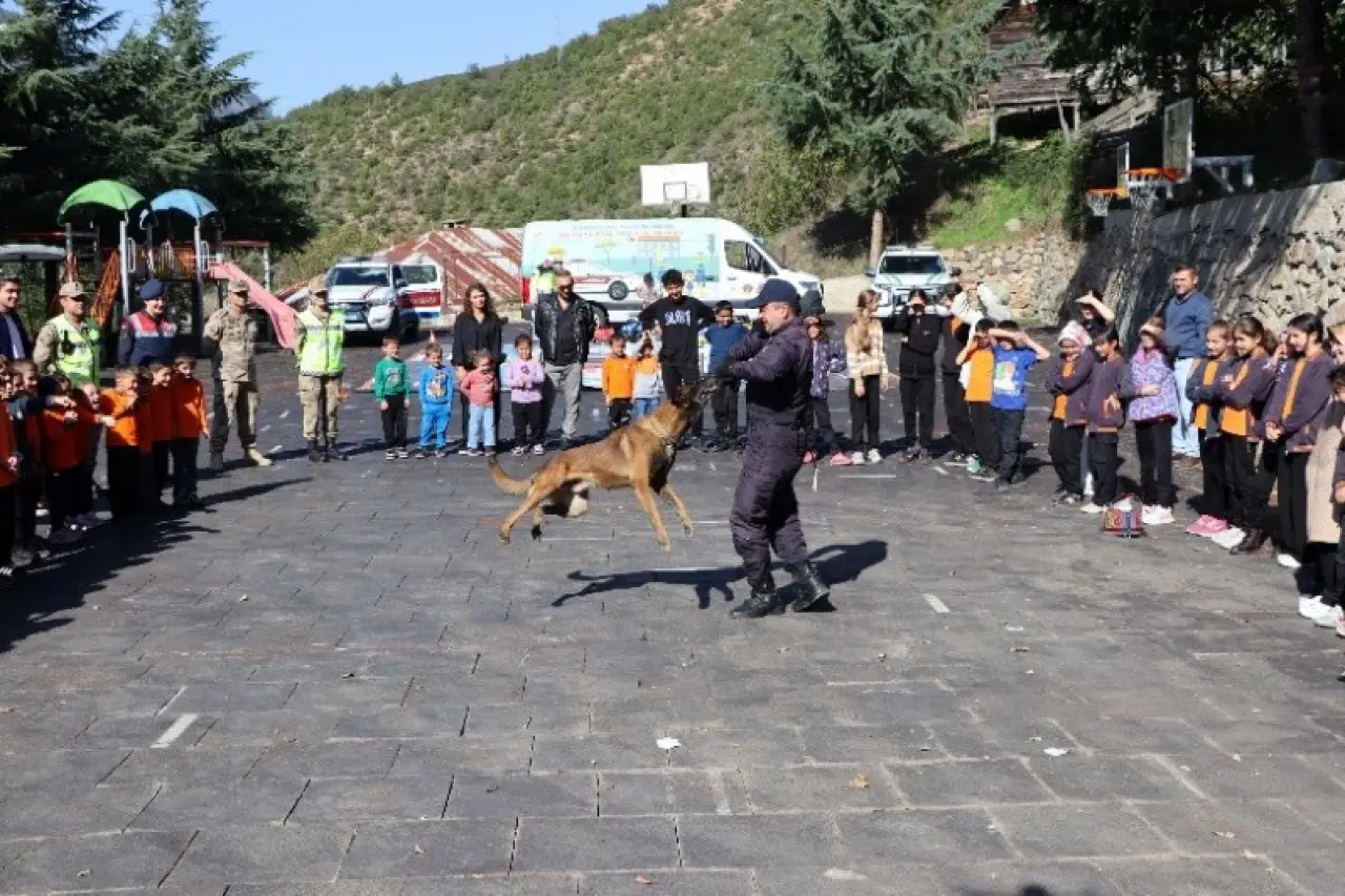 Kürtün’de öğrenciler uygulamalı trafik eğitimiyle bilinçlendi 6