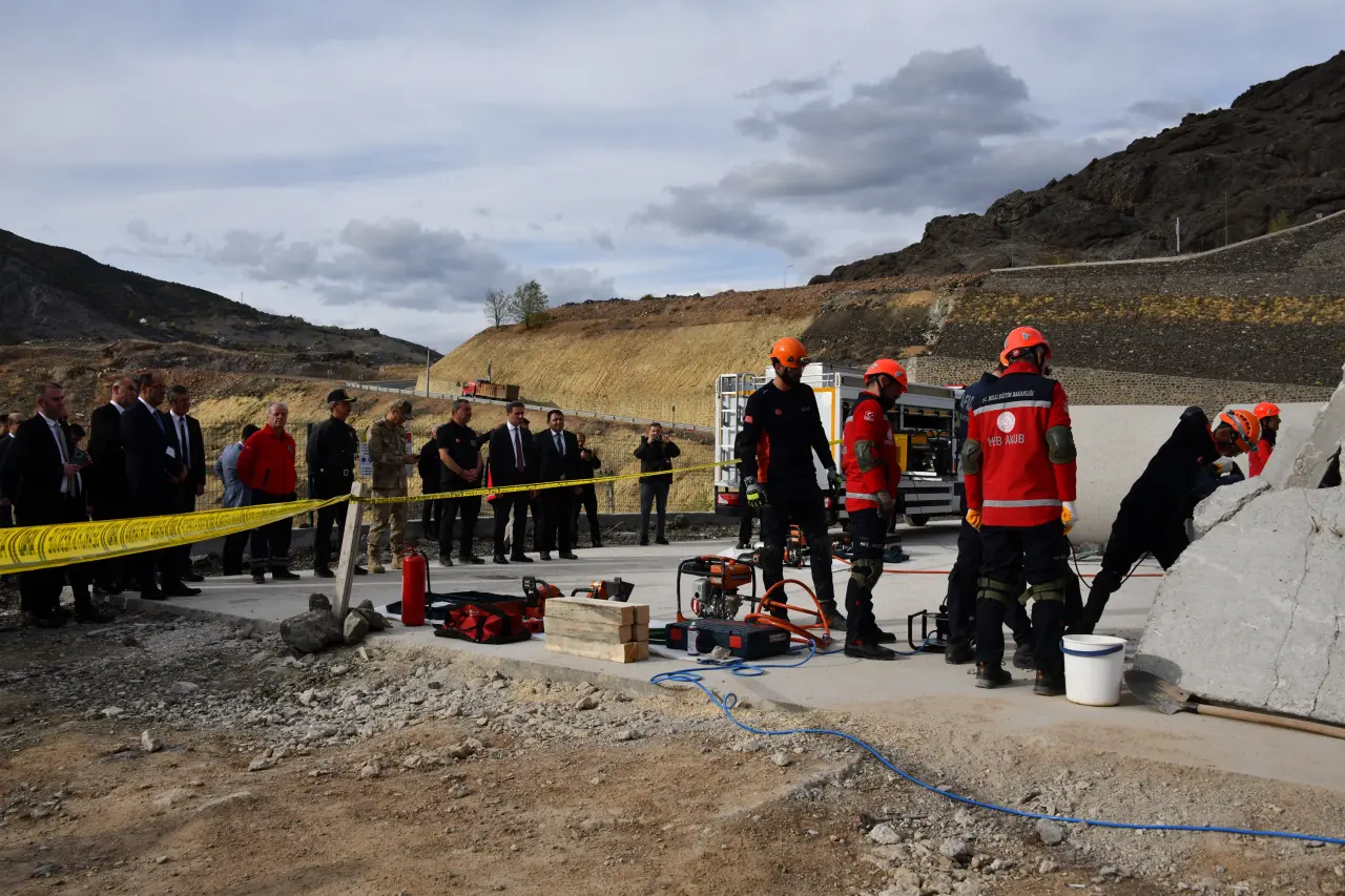 Gümüşhane'de gerçeğini aratmayan deprem tatbikatı 5