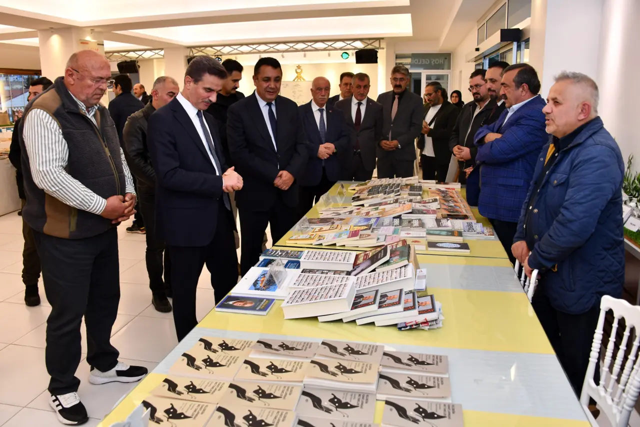 Vali Baruş Kitap Fuarı'nı ziyaret etti 4