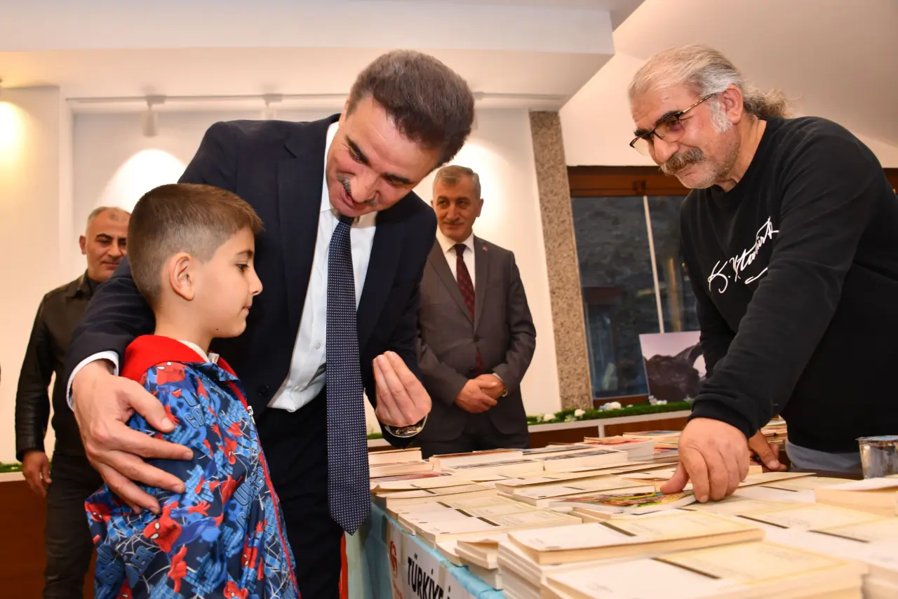 Vali Baruş Kitap Fuarı'nı ziyaret etti 6