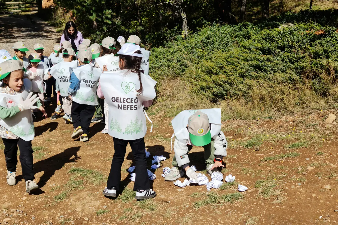 Gümüşhane'de miniklerden doğa bilinci: Çöp toplama ve fidan dikimi etkinliği gerçekleşti! 3