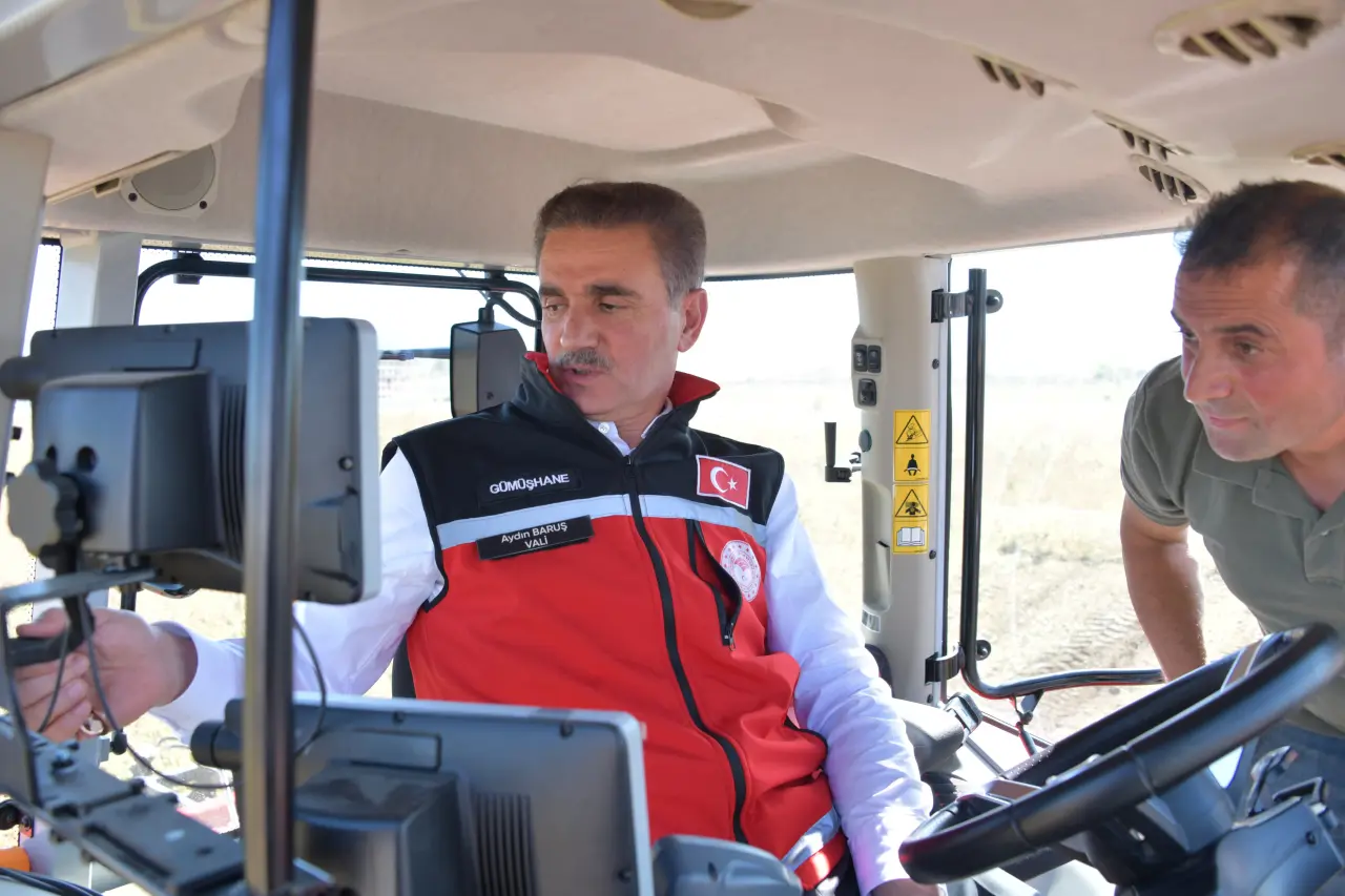 Vali Baruş, Kelkit’te traktörle fasulye hasadı yaptı 11