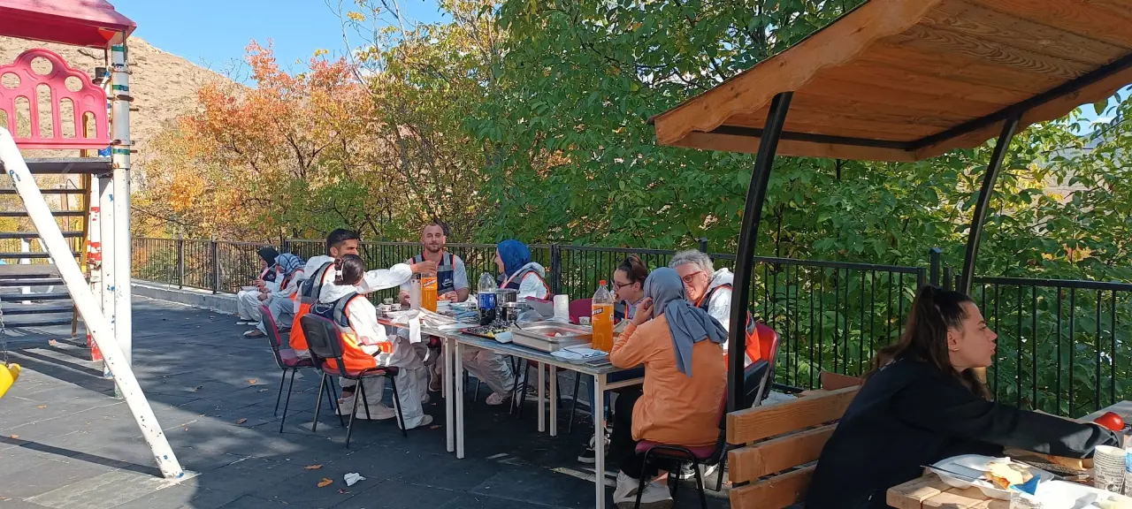 Gümüşhane'de Destek AFAD Gönüllüleri öğrenciler için sınıf boyadı 13