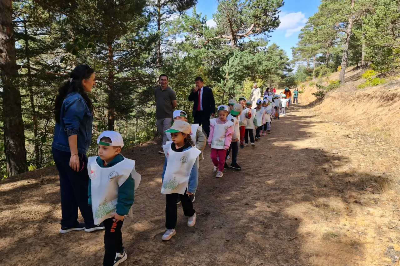 Gümüşhane'de miniklerden doğa bilinci: Çöp toplama ve fidan dikimi etkinliği gerçekleşti! 9