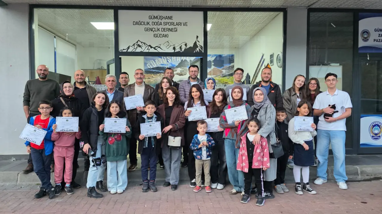 GÜDAK'ın Satranç Eğitimini tamamlayan 32 kursiyere sertifikaları verildi 28