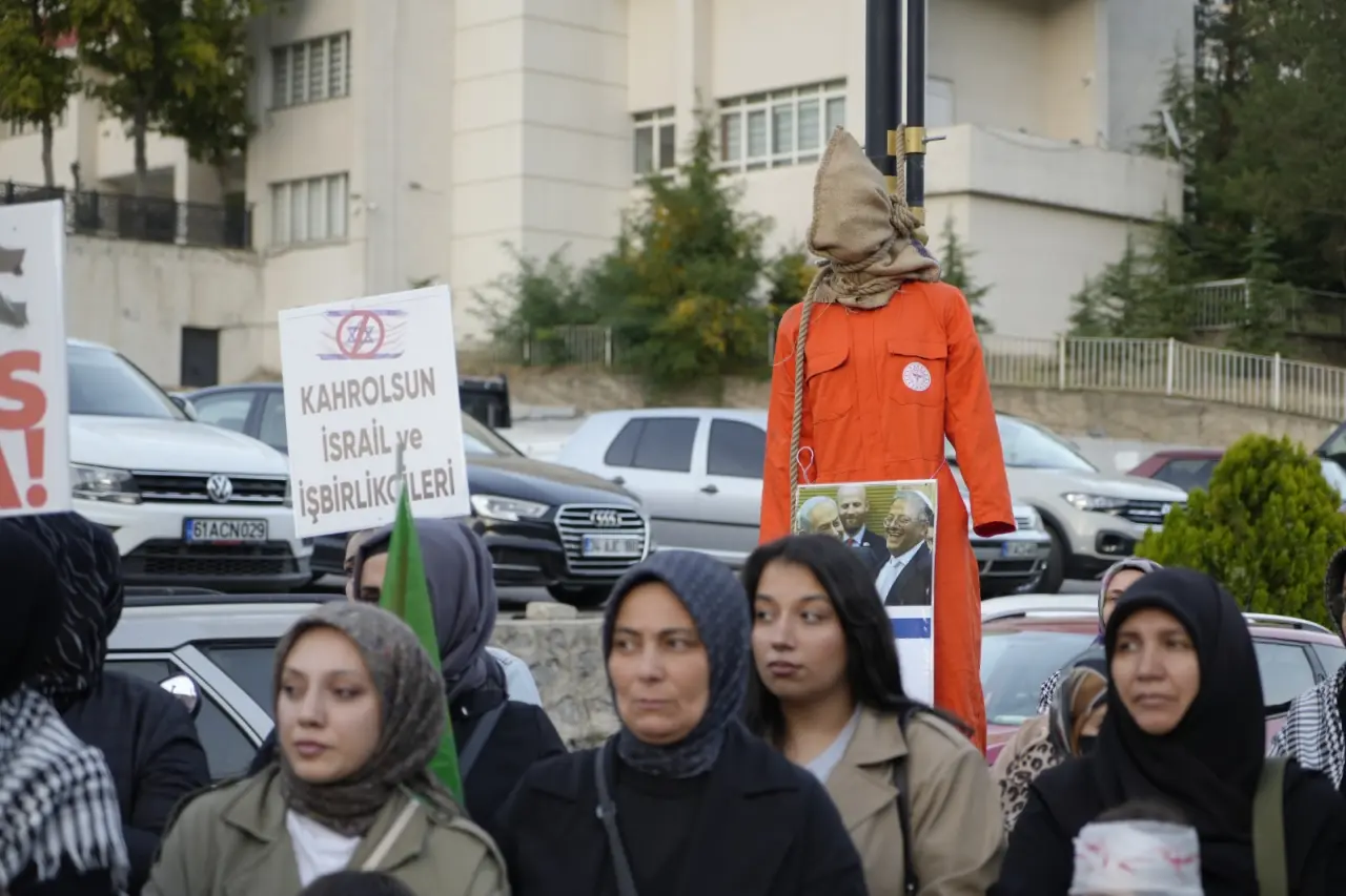 Gümüşhane’de Netanyahu ve Trump’ın maketleri önce yerlerde sürüklendi sonra direğe asıldı 6