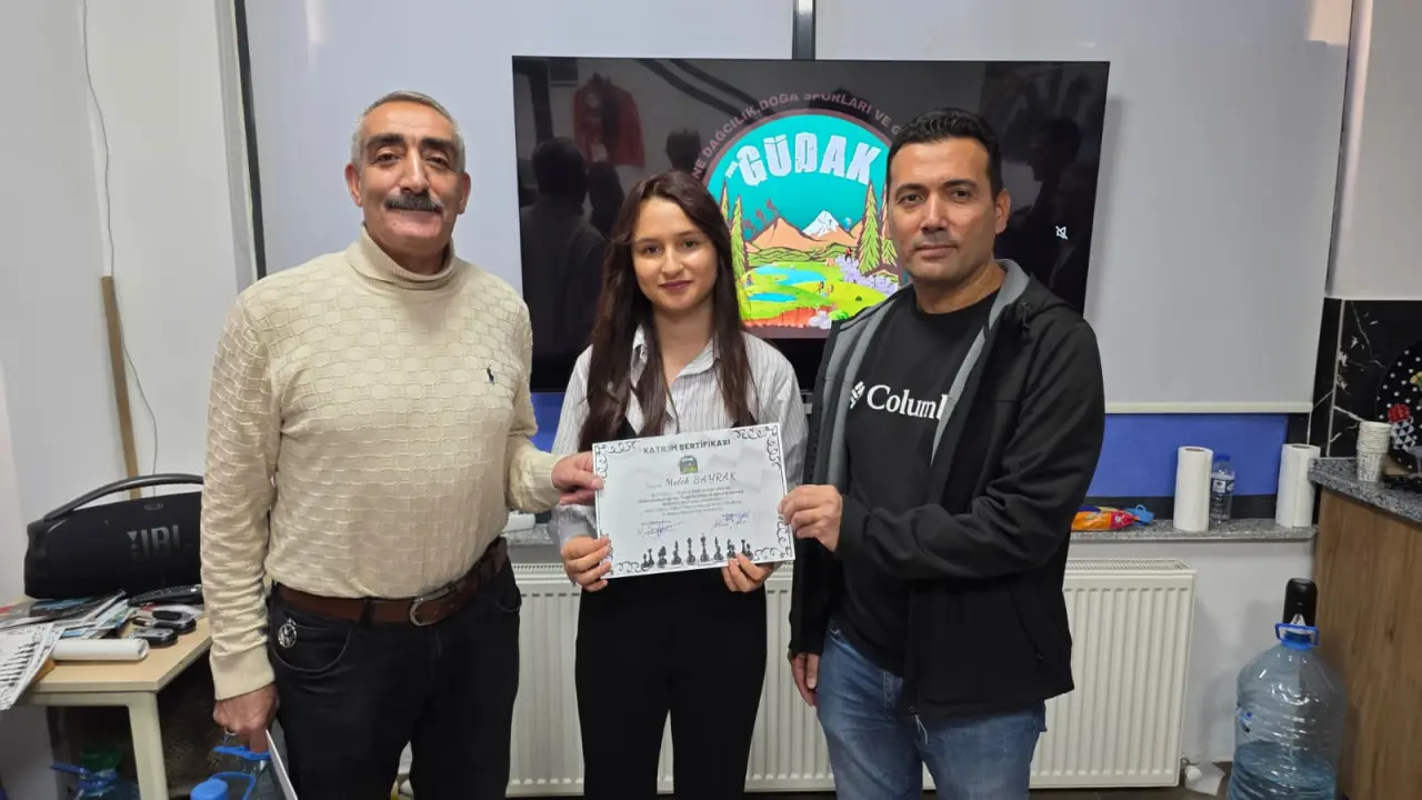 GÜDAK'ın Satranç Eğitimini tamamlayan 32 kursiyere sertifikaları verildi 18