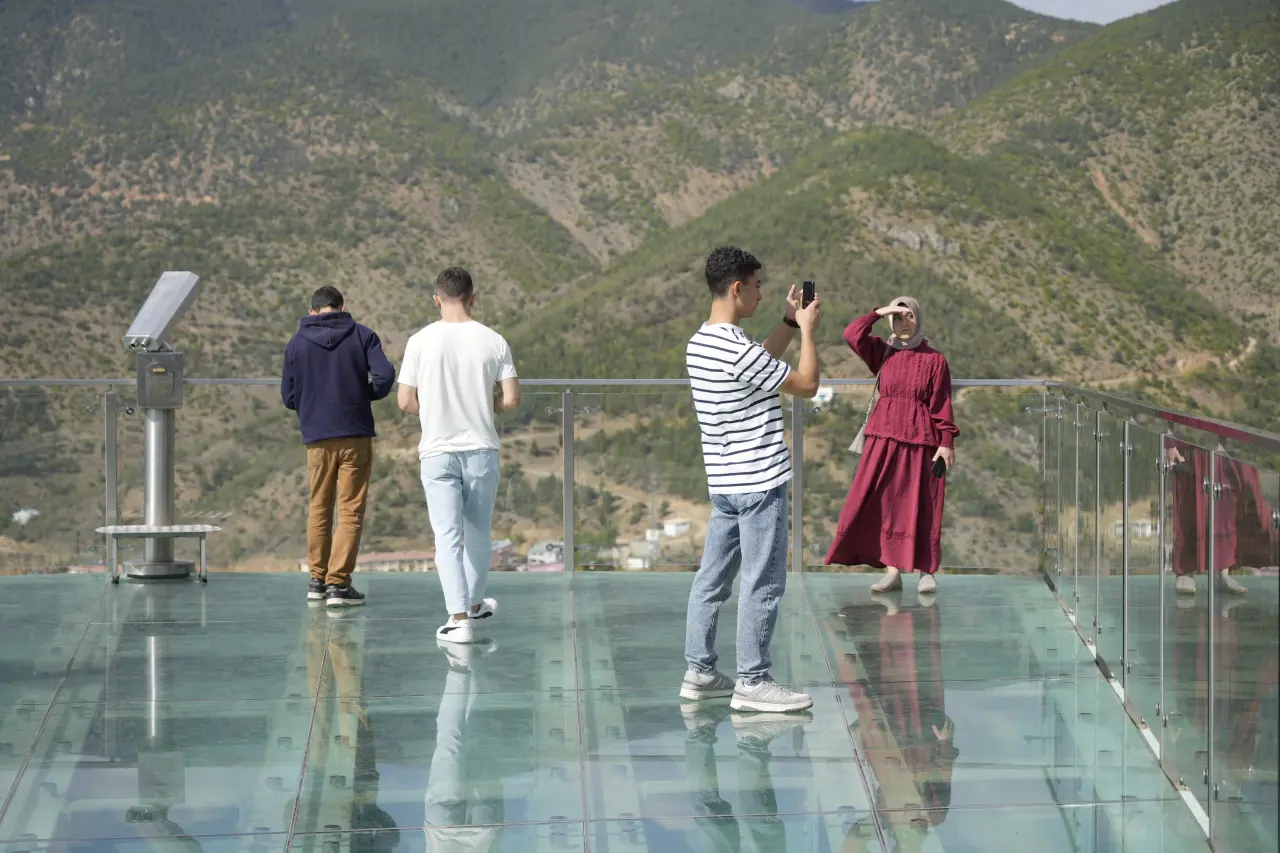Torul Kalesi Cam Seyir Terası 2025’te 100 Bin Ziyaretçiyi Ağırladı 5