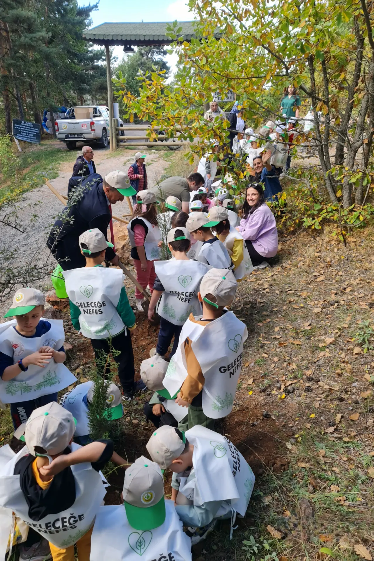 Gümüşhane'de miniklerden doğa bilinci: Çöp toplama ve fidan dikimi etkinliği gerçekleşti! 18