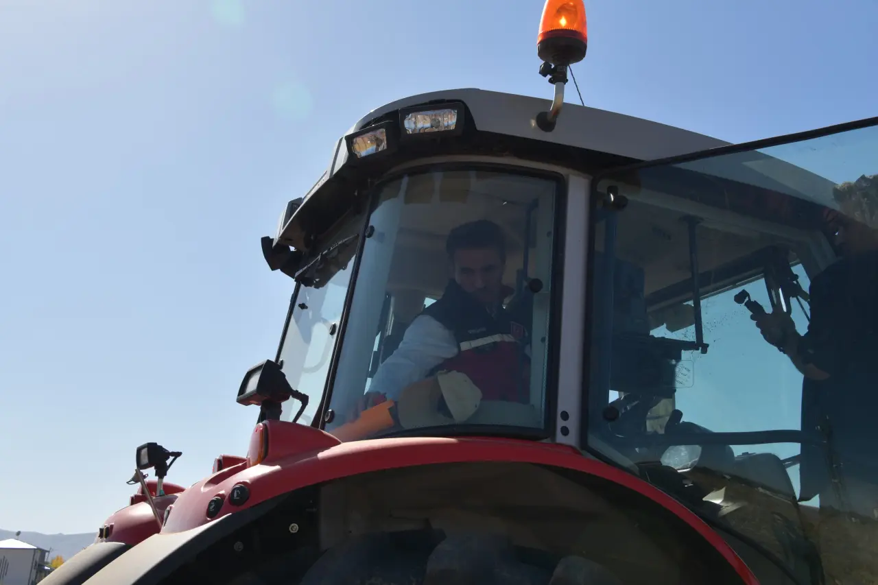 Vali Baruş, Kelkit’te traktörle fasulye hasadı yaptı 9